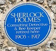 THE BRITISH SHOP unterwegs in East Sussex: Schild am Sherlock-Holmes-Haus in East Dean