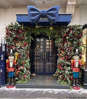 Weihnachtlich geschmückter Eingang mit zwei Nussknackern der Bar Tramp