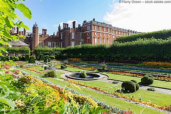 Ansicht des Hampton Court Palace mit Garten