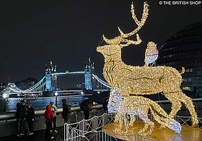 Nachgebildete Tiergestalten, ein Hirsch, ein Rotkehlchen und ein Fuchs, leuchten beim Weihnachtsmarkt "Christmas by the River". Im Hintergrund ist die Tower Bridge zu sehen.