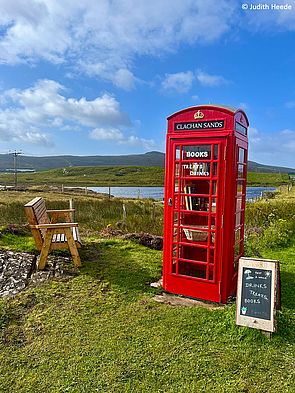 Eine Bushaltestelle auf North Uist mit Bücherschrank und Sitzgelegenheit