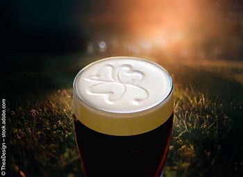Glas gefüllt mit Black Irish Stout