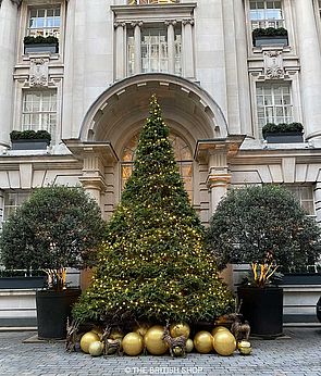 Goldgeschmückter Weihnachtsbaum vor dem Hotel Rosewood in London