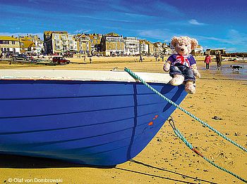 Auch ein Teddybär muss mal entspannen, wie hier am Strand von St. Ives in Cornwall.