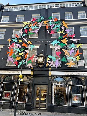 Dekoration mit bunten Vögeln an der Fassade des Ladengeschäfts Tiffany & Co.