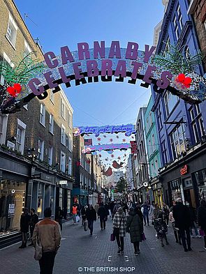"Carnaby Celebrates" ist der Titel der Carnaby Christmas Lights im Jahr 2022, die in der Carnaby Street installiert sind.