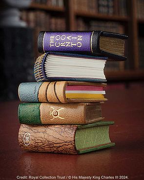 Ein Stapel aus fünf neuen Miniatur-Büchern in Queen Mary's Puppenhaus