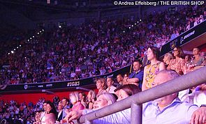 Viele Zuschauer in der Merkur Spiel-Arena Düsseldorf