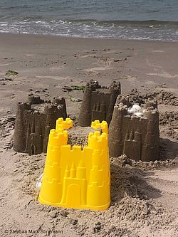 Sandburgen am schottischen Strand nahe Inverness