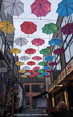 Gasse in der Dubliner Innenstadt, die mit Regenschirmen dekoriert ist