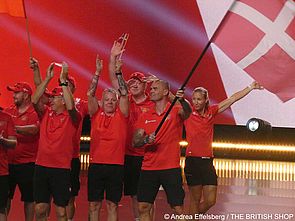 Dänisches Team mit seinem Fahnenträger Kasper