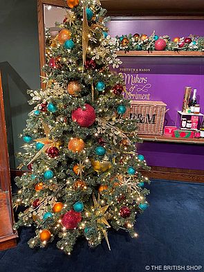 Bunt geschmückter Weihnachtsbaum im Kaufhaus Fortnum & Mason
