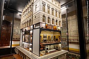 Queen Mary's Dolls' House in einer Vitrine in Windsor Castle