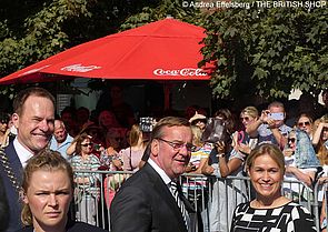 Düsseldorfs Oberbürgermeister Dr. Stephan Keller (links) und Bundesverteidigungsminister Boris Pistorius (Mitte)