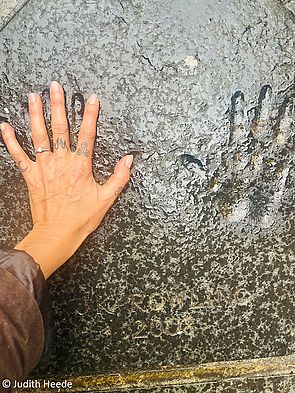 J.K. Rowlings Handabdrücke auf dem Straßenpflaster vor dem Rathaus 