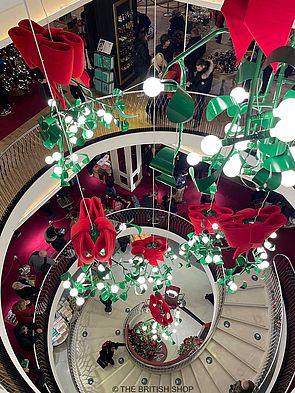 Mit roten Schleifen und Mistelzweig-Dekorationen aus Glas ist das Treppenhaus bei Fortnum & Mason geschmückt.