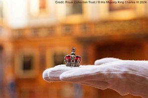 Miniatur-Krone auf einer Handfläche
