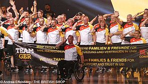 Deutschlands Team dankt mit einem Plakat seinen Unterstützern