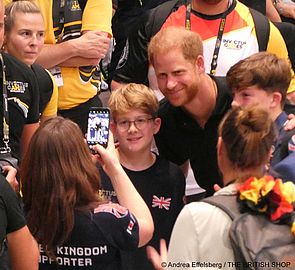 Prinz Harry lässt sich mit Fans fotografieren