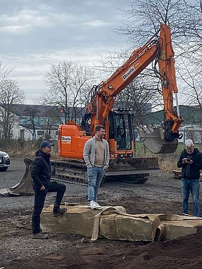 Die ersten Steine werden positioniert