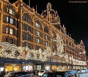 Fassade des Kaufhauses Harrods mit weihnachtlicher Beleuchtung