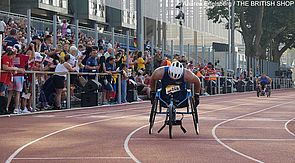 Kolumbanischer Teilnehmer im Rollstuhl am 1500-m-Lauf der Männer