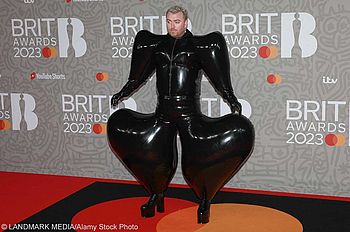 Sam Smith in einem schwarzen Ganzkörper-Latex-Anzug