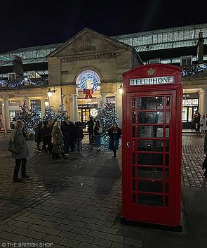 Rote Telefonzelle vor dem Covent Garden Market