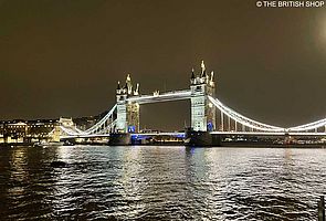 Die Tower Bridge leuchtet im abendlichen Licht.