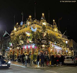 Weihnachtlich geschmückter Pub The Churchill Arms