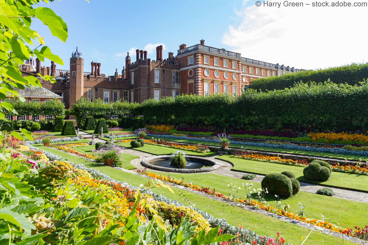 Ansicht des Hampton Court Palace mit Garten