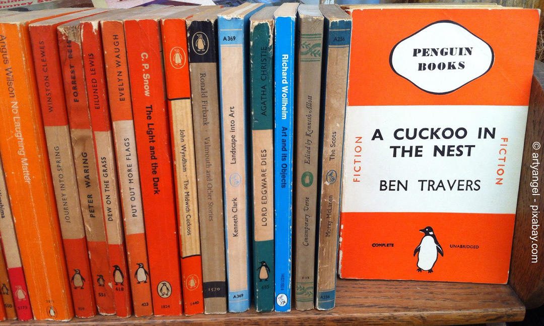 Welttag des Pinguins: zwei sehr britische Pinguine (Penguin Books und Schokoriegel)