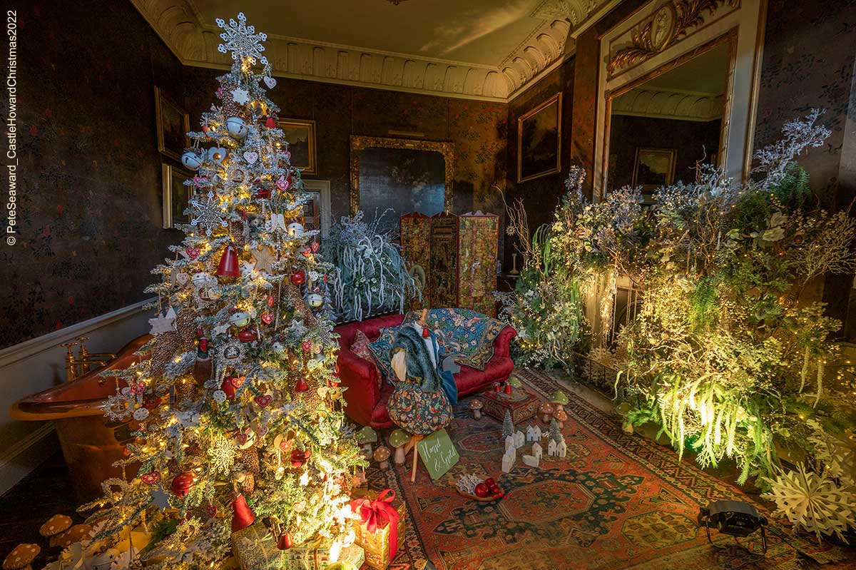 Eines der vielen märchenhaft gestalteten Schlosszimmer von Castle Howard zur Advents- und Weihnachtszeit 2022.