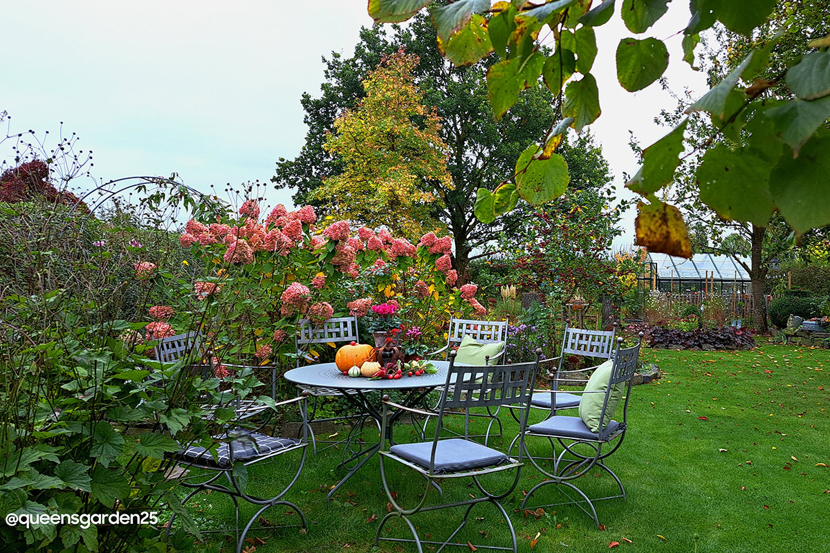 Eine schöne Sitzecke im Cottage Garden