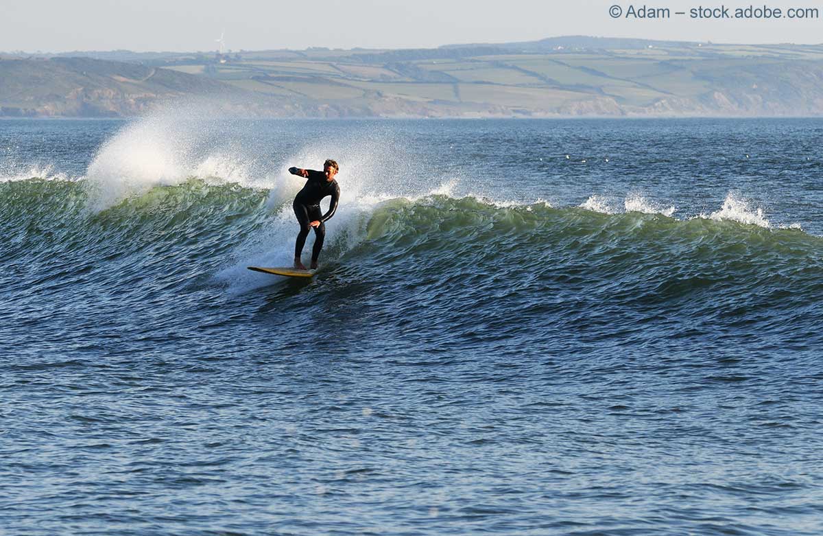 Surfer an der Küste von Devon