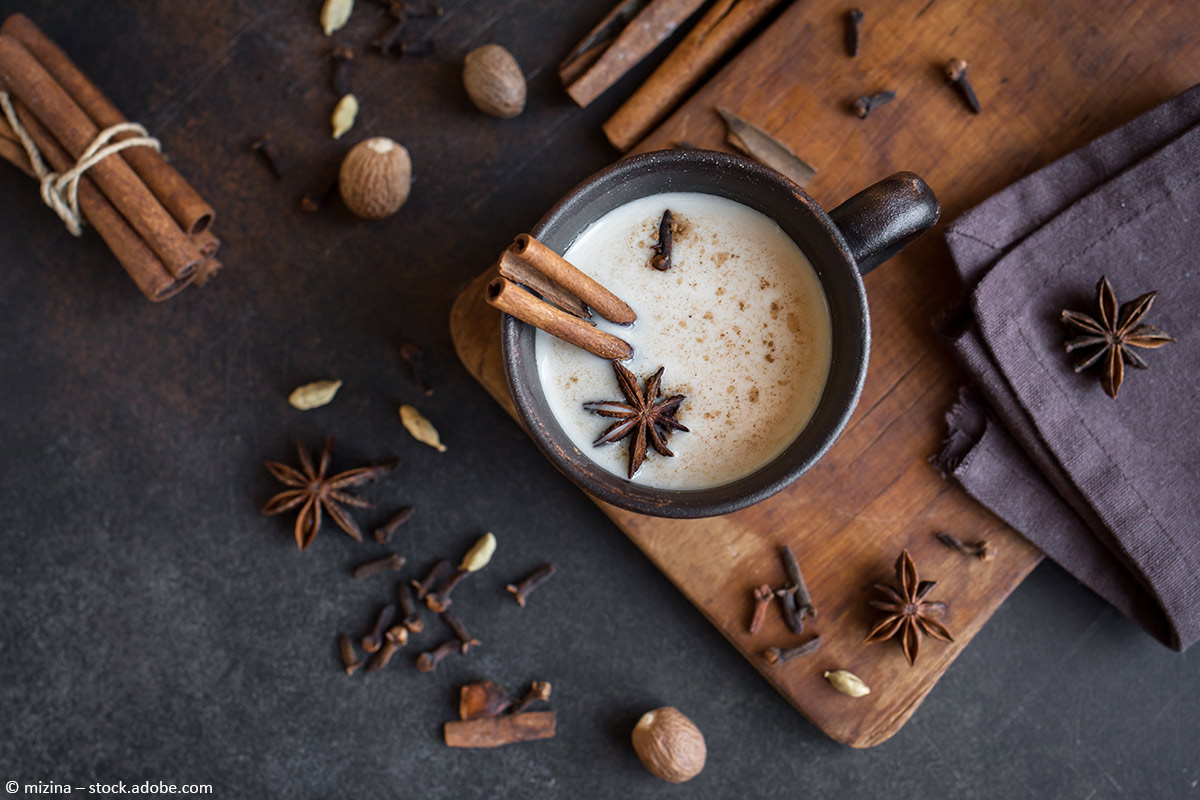 Chai Tee mit Gewürzen auf einem Tisch