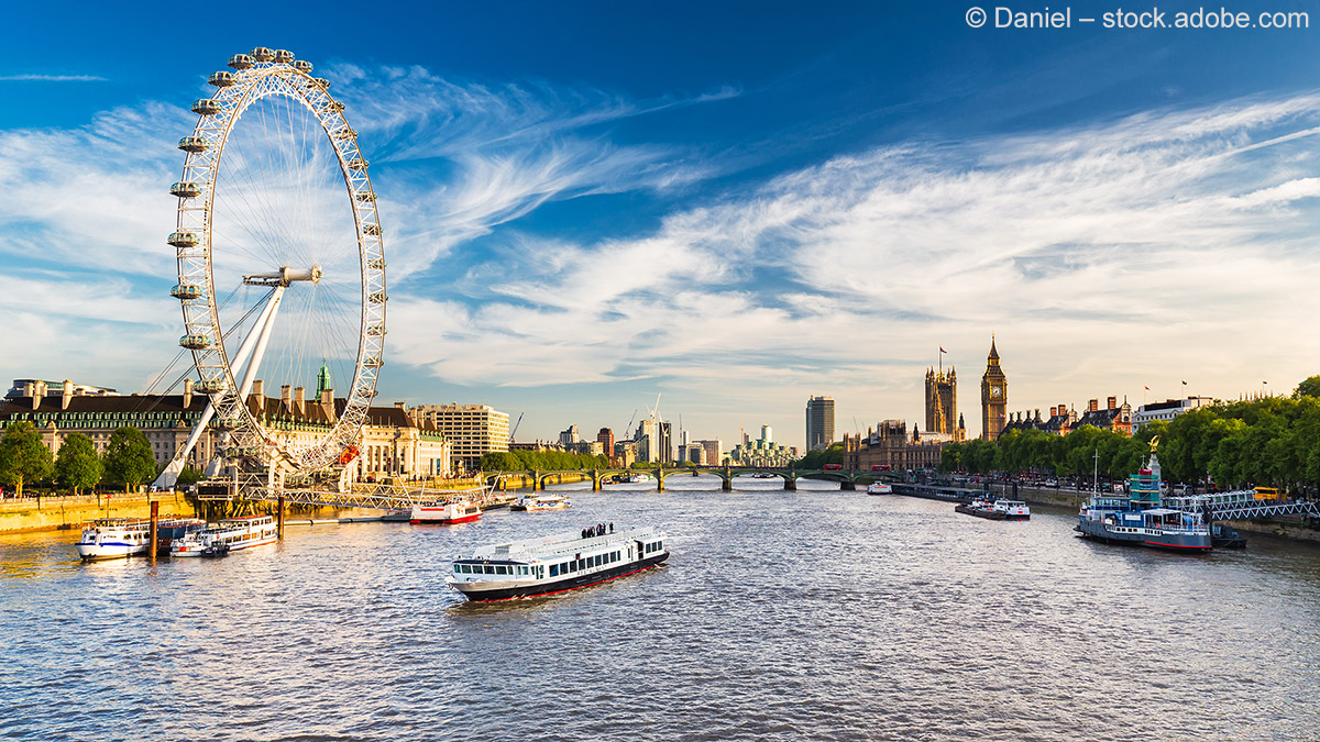 Blick auf die Themse in London mit London Eye, Ausflugsschiff und Houses of Parliament