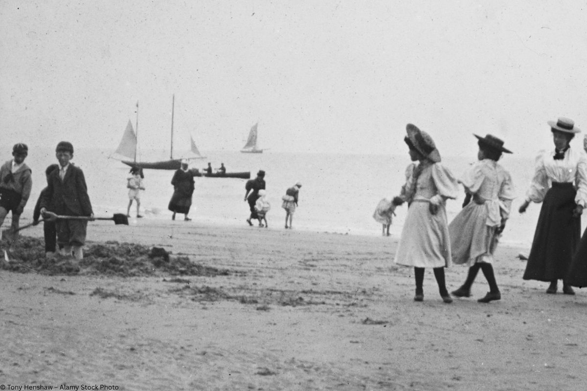 ein Strandbild von 1899 in Hastings