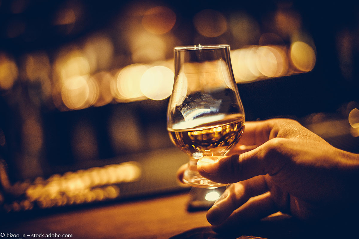 Eine Hand hält ein Whisky-Tasting-Glas